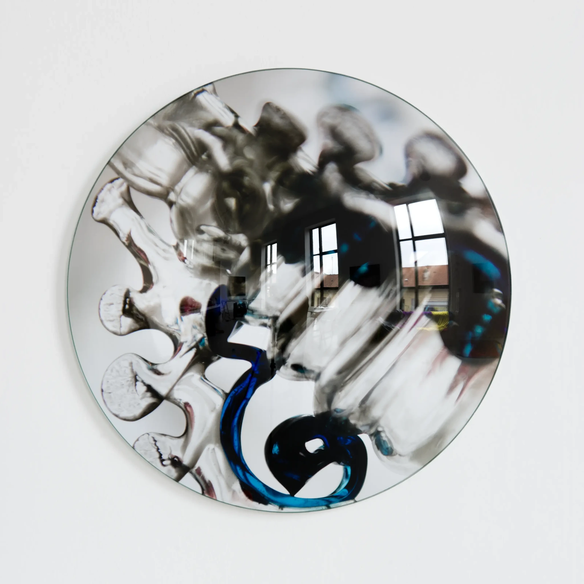 Untitled (1220), 2013 pigment print, covex glass Ø 36,5 cm