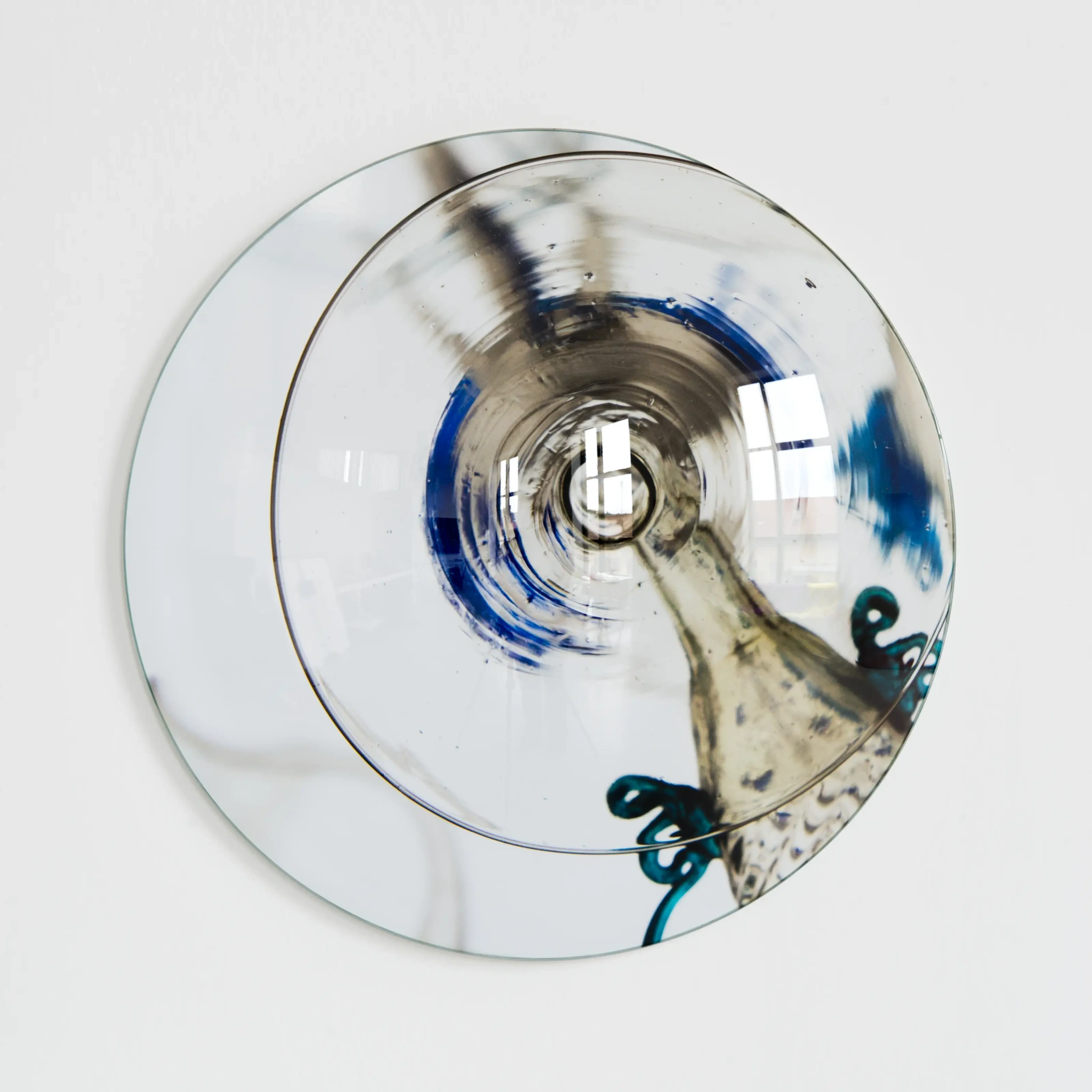 Untitled (3280), 2013 pigment print, covex glass Ø 36,5 cm